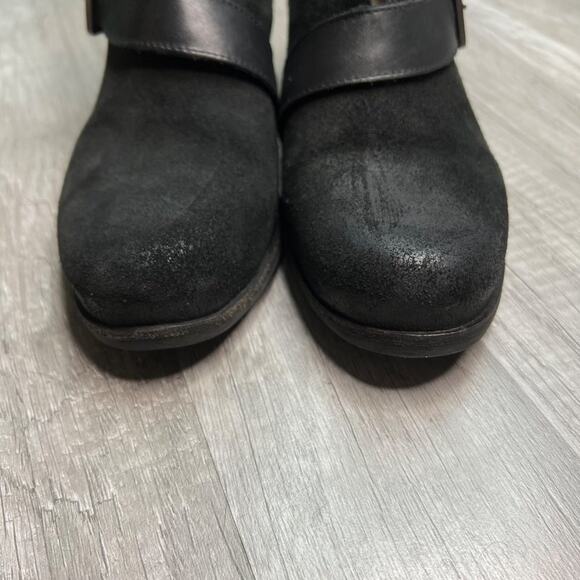 𝅺UGG Wright Belted Boots Booties Low Heel Black Suede Shearling Footbed Size 7 - Picture 10 of 11